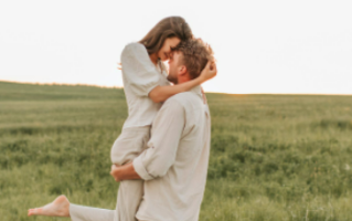 男生朋友圈应该发什么（这样子发最吸引女生）