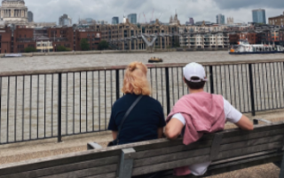 内向男生怎么追女孩？（老实内向的男生不敢追女生怎么办？）