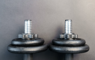 哑铃一般人用多少公斤的好 正常人单手能提多少斤