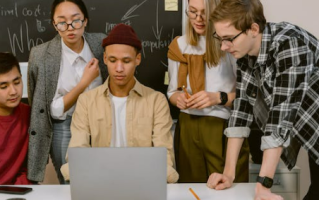 大学生如何创业（00后怎么赚钱白手起家）