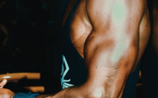 健身增肌只吃蛋白粉够吗 不够