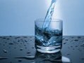 坚持喝水一个月皮肤变好是真的吗？（喝水少对皮肤什么影响）