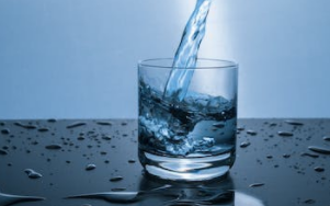 坚持喝水一个月皮肤变好是真的吗？（喝水少对皮肤什么影响）