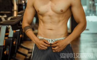 为什么我练了很久腹肌才四块 （四块腹肌可以练出六块吗）