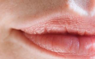 男生用润唇膏奇怪吗 娘吗