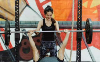 新手卧推20公斤有用吗（有效果吗）