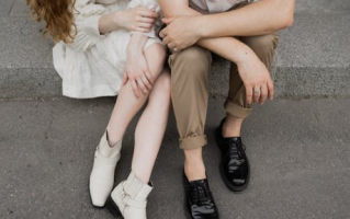 女生说好无聊啊怎么高情商回复她？