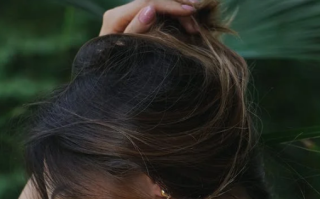 头发可以不吹干睡觉吗（头发不吹干会怎么样）