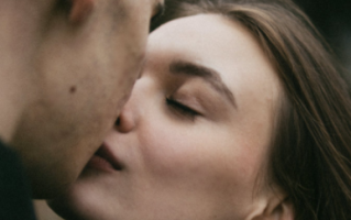 让女人倒追男人特征（能让女生心甘情愿倒追的男生是什么样的？）