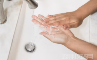 洗面奶早晚用还是一天一次 （早晨清水洗脸还是洗面奶洗好）