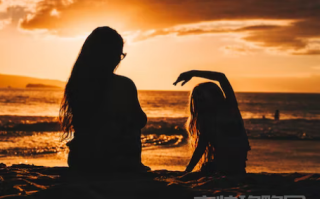 妈妈生日送什么礼物好 （给母亲买生日礼物买什么好）