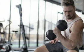 健身房一天去几次最好 （健身房每天锻炼多久合适）