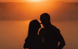 女孩对你有好感有哪些表现（女人对你有好感的几种表现）