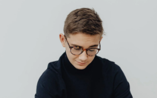 男生头发总是油怎么办啊（实用的解决方法）