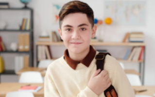 定型喷雾对头发有害吗 每天喷发胶有什么危害