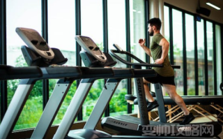 去健身房穿什么（哪些是去健身房不能穿的？）