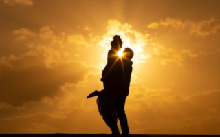 我妹和我女朋友吵架，我该怎么办？