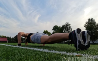 俯卧撑锻炼哪里的肌肉 俯卧撑一天做多少合适