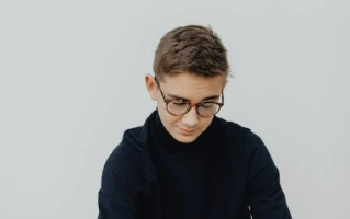 男生长得帅的六个特征（什么样的长相才算帅哥）