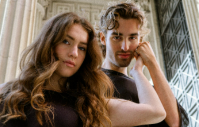 追女生什么时候可以牵手 女生让牵手了说明什么-第1张图片 追女生什么时候可以牵手 女生让牵手了说明什么-第1张图片