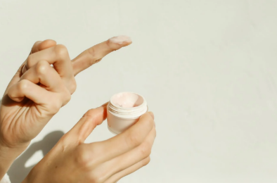 防晒只涂防晒霜有用吗 防晒只涂脸不涂脖子会有差距吗-第1张图片 防晒只涂防晒霜有用吗 防晒只涂脸不涂脖子会有差距吗-第1张图片