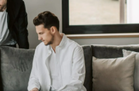 男生头发总是往下趴不蓬松怎么办 7大方法-第1张图片 男生头发总是往下趴不蓬松怎么办 7大方法-第1张图片