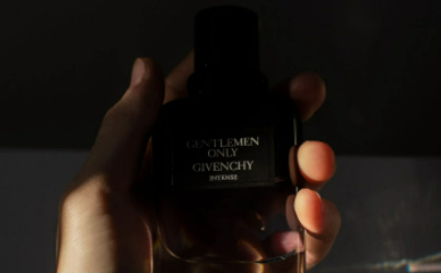 男生香水喷哪里留香最持久(怎么喷才能持久的时间长)-第1张图片 男生香水喷哪里留香最持久(怎么喷才能持久的时间长)-第1张图片