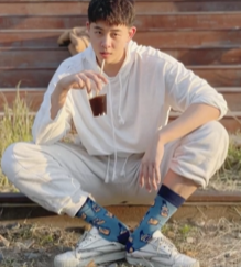 小白鞋配什么袜子好看(3个万能公式轻松选对袜子颜色)-第3张图片 小白鞋配什么袜子好看(3个万能公式轻松选对袜子颜色)-第3张图片