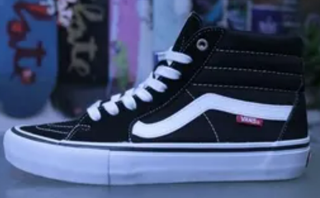 男生鞋子推荐(男生必备的几款鞋子)-第7张图片 男生鞋子推荐(男生必备的几款鞋子)-第7张图片