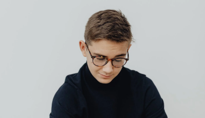 男生头发总是油怎么办啊(实用的解决方法)-第1张图片 男生头发总是油怎么办啊(实用的解决方法)-第1张图片