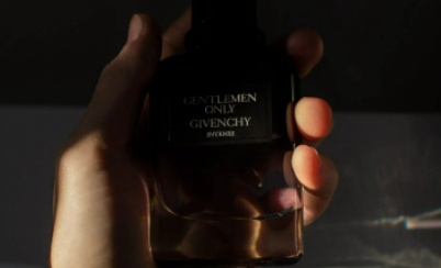 男生喷香水的正确方法位置(什么地方不能喷)-第1张图片 男生喷香水的正确方法位置(什么地方不能喷)-第1张图片