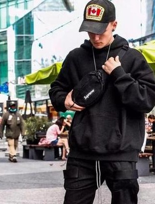 男生卫衣搭配什么裤子好看(附图片)-第2张图片 男生卫衣搭配什么裤子好看(附图片)-第2张图片