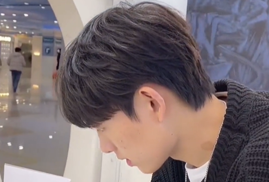 男学生剪什么发型好看(简单又好看还不用打理)-第3张图片 男学生剪什么发型好看(简单又好看还不用打理)-第3张图片