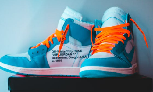 鞋子怎么辨别真假(如何避免买到假鞋)-第1张图片 鞋子怎么辨别真假(如何避免买到假鞋)-第1张图片