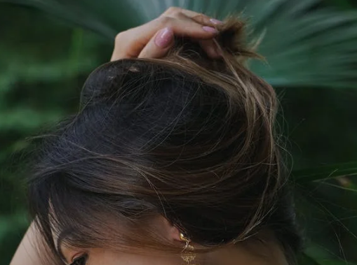 头发可以不吹干睡觉吗(头发不吹干会怎么样)-第1张图片 头发可以不吹干睡觉吗(头发不吹干会怎么样)-第1张图片