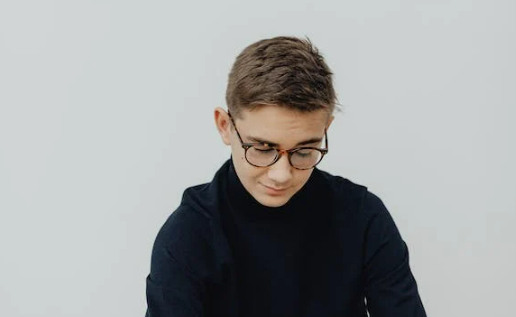 男生长得帅的六个特征(什么样的长相才算帅哥)-第1张图片 男生长得帅的六个特征(什么样的长相才算帅哥)-第1张图片