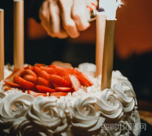 送女朋友生日蛋糕上写什么好一点(简短不土的女友生日祝福语)-第1张图片 送女朋友生日蛋糕上写什么好一点(简短不土的女友生日祝福语)-第1张图片