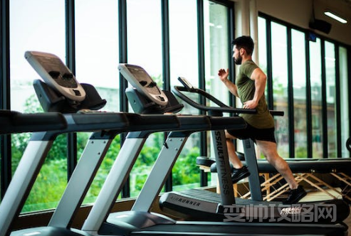 去健身房穿什么(哪些是去健身房不能穿的?)-第1张图片 去健身房穿什么(哪些是去健身房不能穿的?)-第1张图片