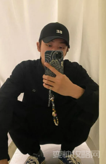 男生拍照姿势怎么摆(5大方法拍出自然好看的大片)-第5张图片 男生拍照姿势怎么摆(5大方法拍出自然好看的大片)-第5张图片