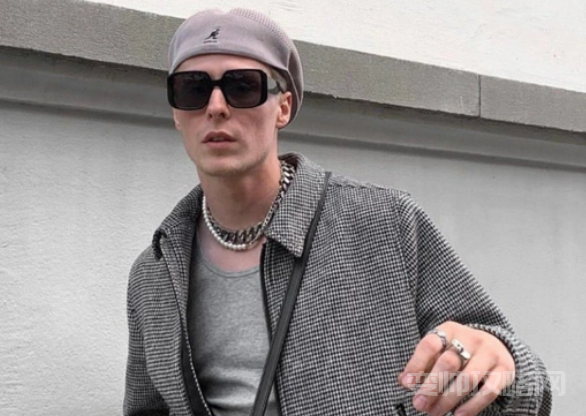 男生暑假怎么逆袭(两个月快速变帅的方法)-第1张图片 男生暑假怎么逆袭(两个月快速变帅的方法)-第1张图片