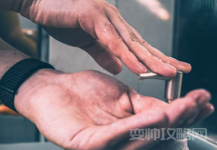 男生用洗面奶洗脸后干燥起皮 (3大方法教你彻底解决)-第1张图片 男生用洗面奶洗脸后干燥起皮 (3大方法教你彻底解决)-第1张图片